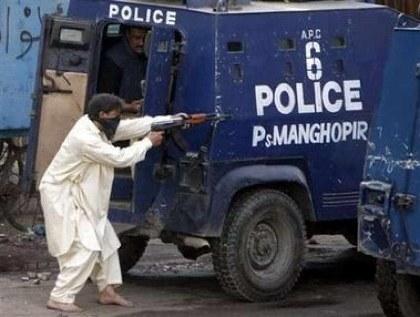 کراچی،سادہ کپڑوں میں‌ملبوس  ایک پولیس اہلکار حکومت  مخالف ..