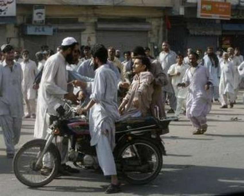 کراچی،شہری پولیس سے تصادم میں زخمی ہونیوالے ایک شخص کو طبی ..