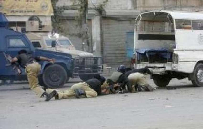 کراچی،پولیس اہلکار مشتعل مظاہرین کی فائرنگ سے بچنے کیلئے ..