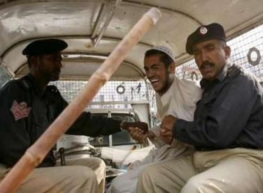 کراچی،پولیس اہلکار ایمرجنسی نفاذ کیخلاف احتجاج کرنیوالے ..