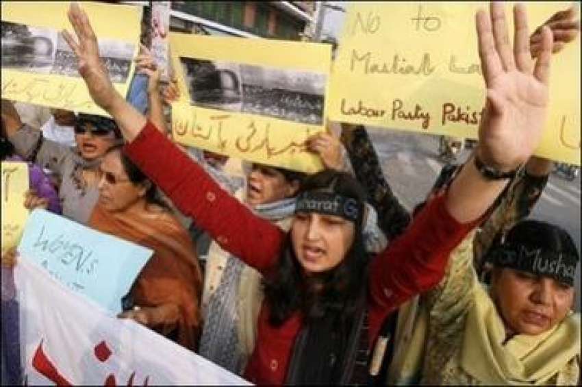 لاہور،لیبرپارٹی کی خواتین کارکن ایمرجنسی نفاذ کیخلاف احتجاج ..