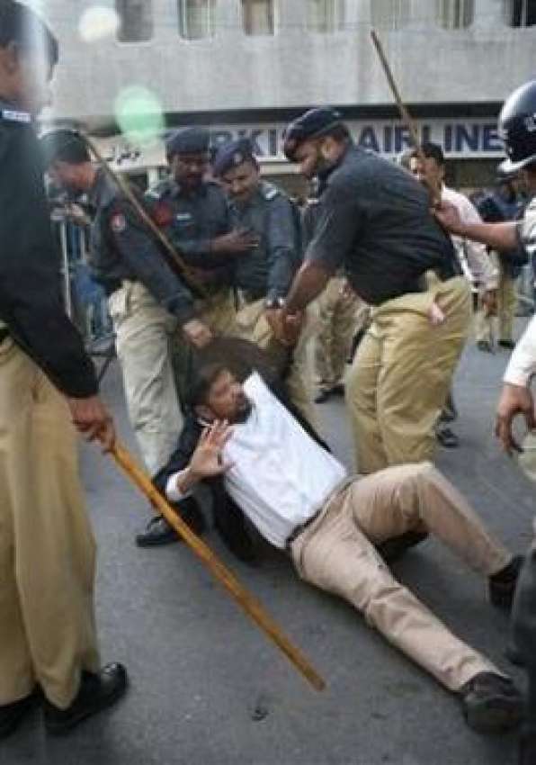 کراچی،پولیس اہلکار احتجاج کررہے صحافی کو گھسیٹتے ہوئے گرفتار ..