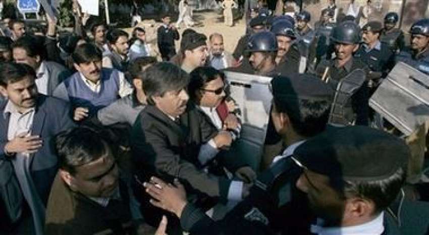 اسلام آباد،پولیس اہلکار احتجاج کرنیوالے صحافیوں کو آگے ..