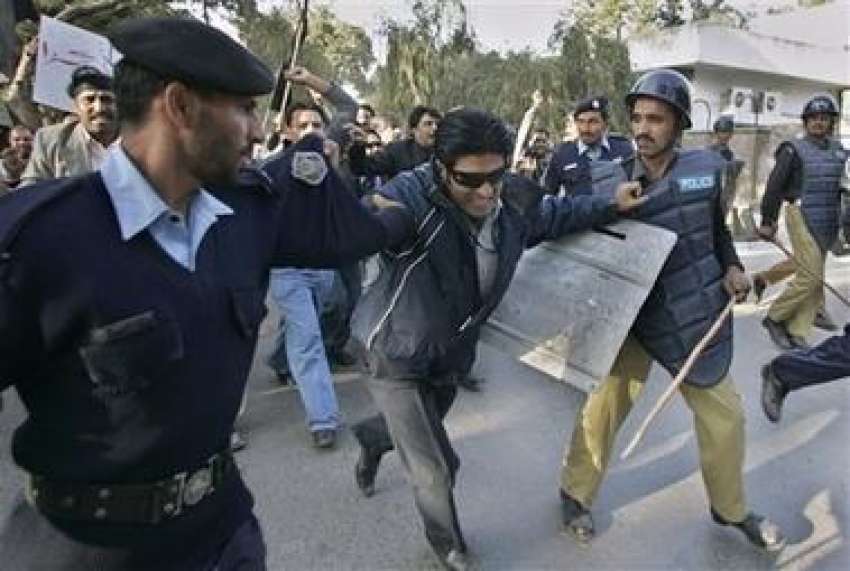 کراچی،پولیس اہلکار احتجاج کر رہے صحافی کو گرفتار کر کے لے ..
