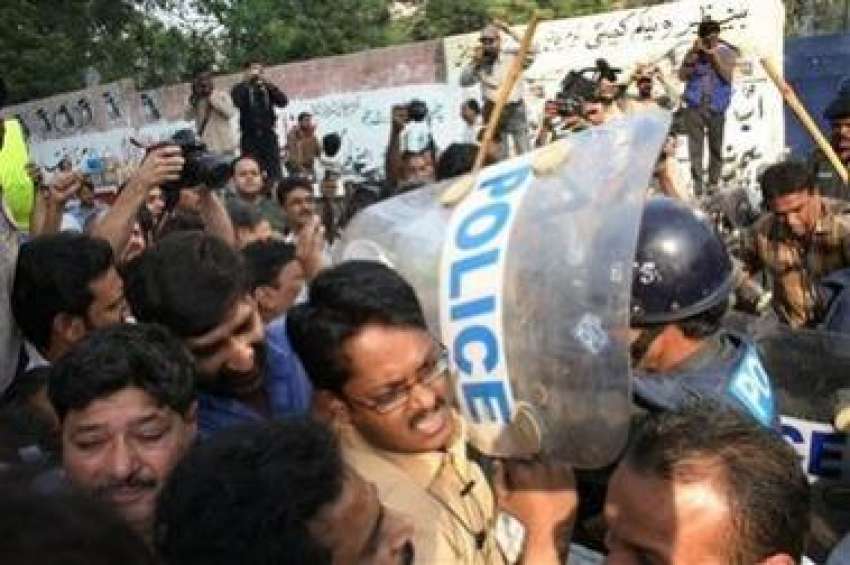 کراچی،پولیس پریس کلب کے سامنے احتجاج کرنیوالے صحافیوں‌ ..