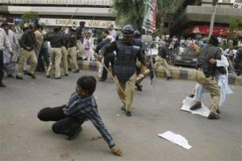 کراچی،پولیس اہلکار سڑک پر گرے صحافی پر اندھادھند لاٹھی ..