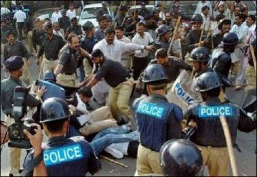 کراچی،پولیس پریس کلب کے باہرایمرجنسی نفاذ اور نجی ٹی وی ..