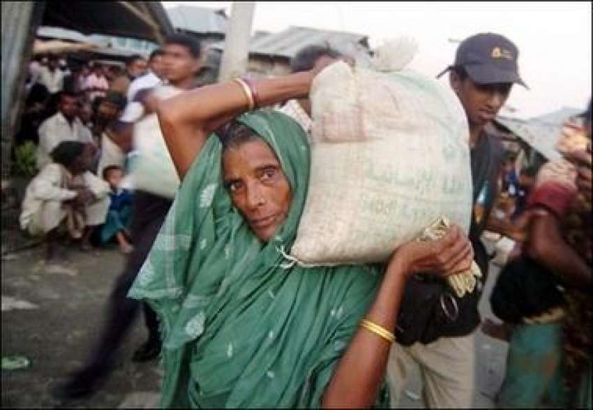 فقیرگھاٹ،طوفان سے متاثرہ ایک بنگلہ دیشی خاتون اپنے خاندان ..