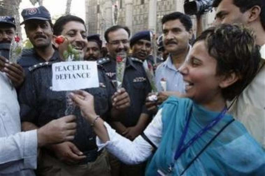 کراچی،صحافی پریس کلب کے سامنے پرامن احتجاج کے دوران پولیس ..