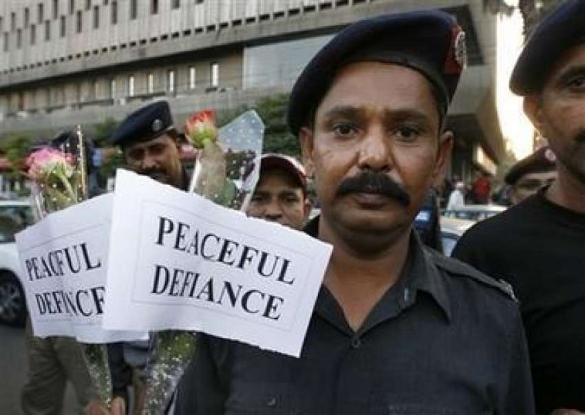 کراچی،پولیس اہلکار پریس کلب کے سامنے احتجاج کرنیوالے صحافیوں‌کی ..