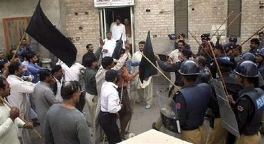 فیصل آباد،پولیس اہلکار پریس کلب کے باہر احتجاج کرنیوالے ..