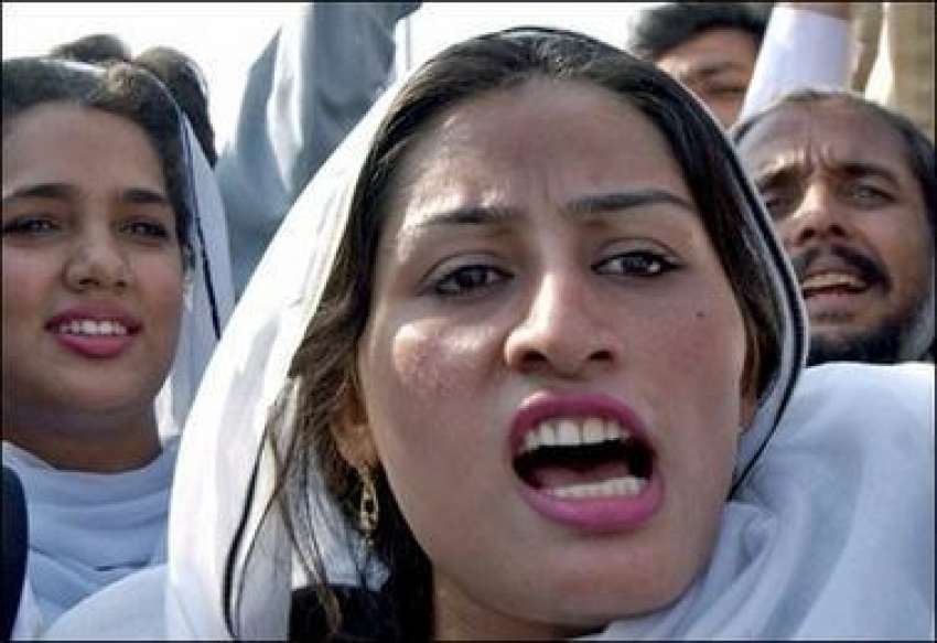 پشاور، خواتین وکلا ایمرجنسی کے نفاذ اور وکلا کی گرفتاریوں‌کیخلاف ..