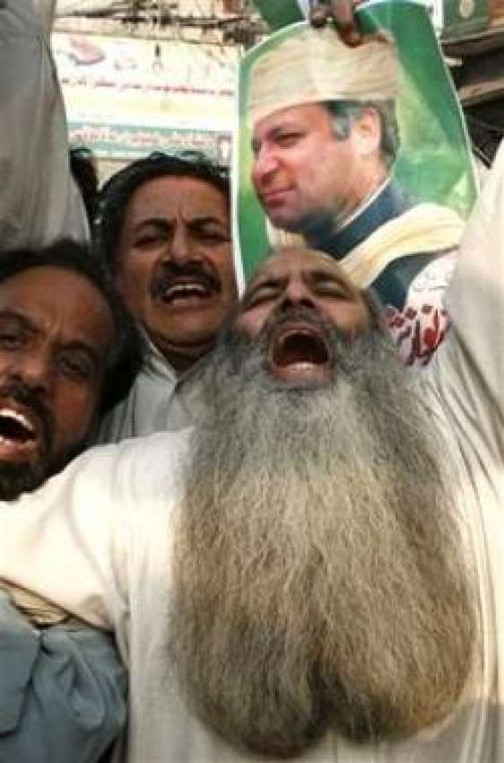 لاہور، مسلم لیگ ن کے کارکن ایمرجنسی کیخلاف احتجاج کر رہے ..