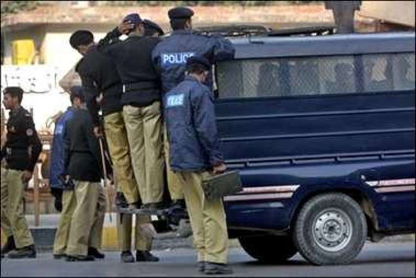 راولپنڈی، پولیس اہلکار خود کش حملوں کے جائے وقوعہ پر جانے ..