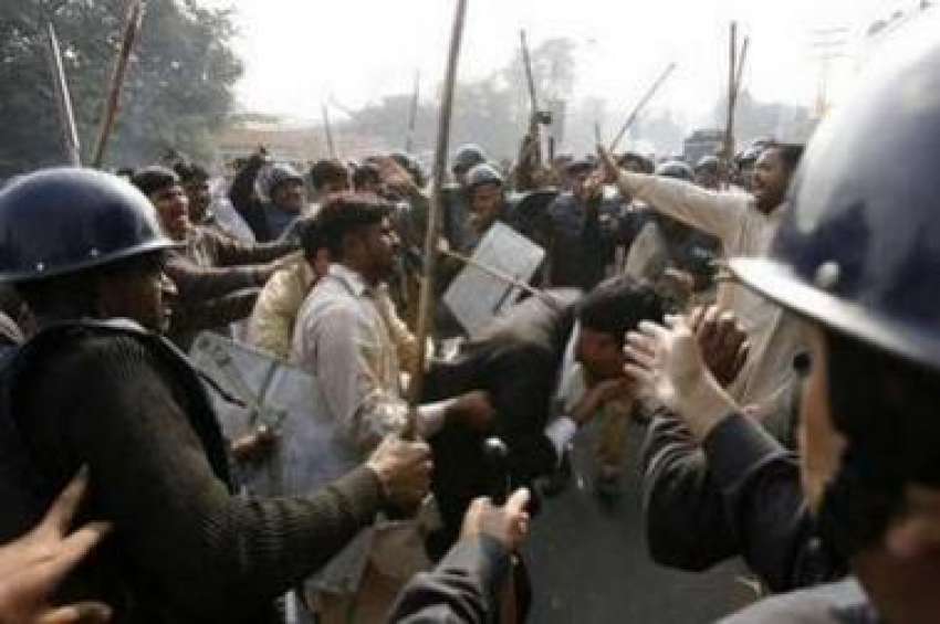 لاہور،پولیس صدرمشرف کے حلف کے موقع پر احتجاج کرنیوالے وکلا ..