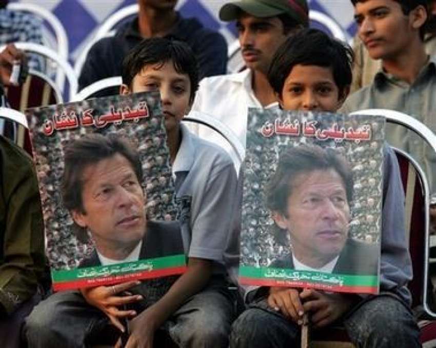 لاہور،دو طلبہ ایک ریلی میں تحریک انصاف کے سربراہ عمران خان ..