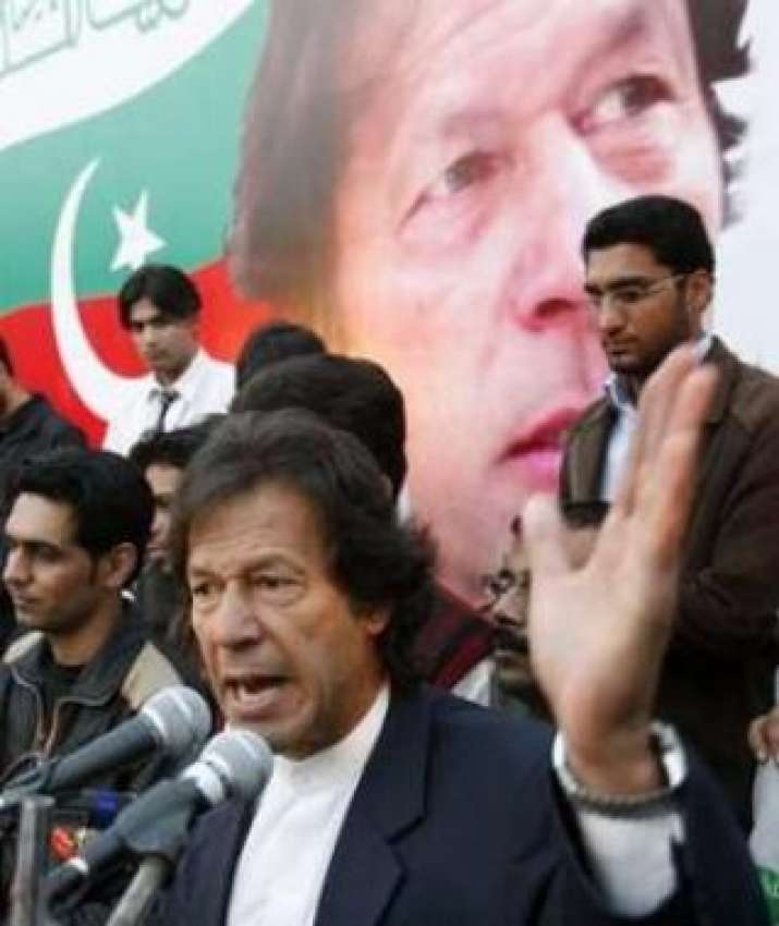 لاہور،پاکستان تحریک انصاف کے سربراہ عمران خان طلبہ کے ایک ..