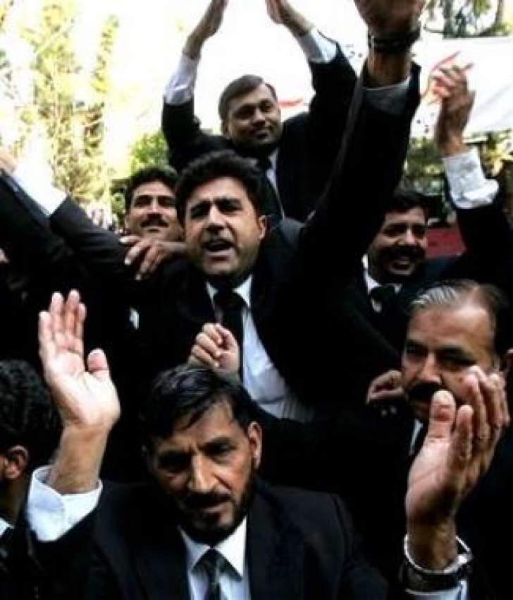 اسلام آباد، ایمرجنسی کے نفاذ کیخلاف وکلا کا احتجاج جاری ..