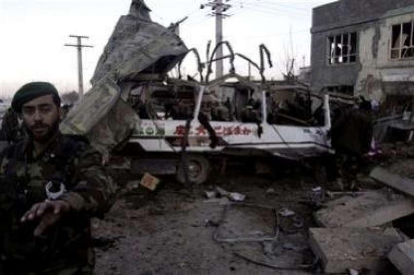 کابل، افغان سکیورٹی اہلکار خودکش حملوں میں تباہ ہونے والی ..