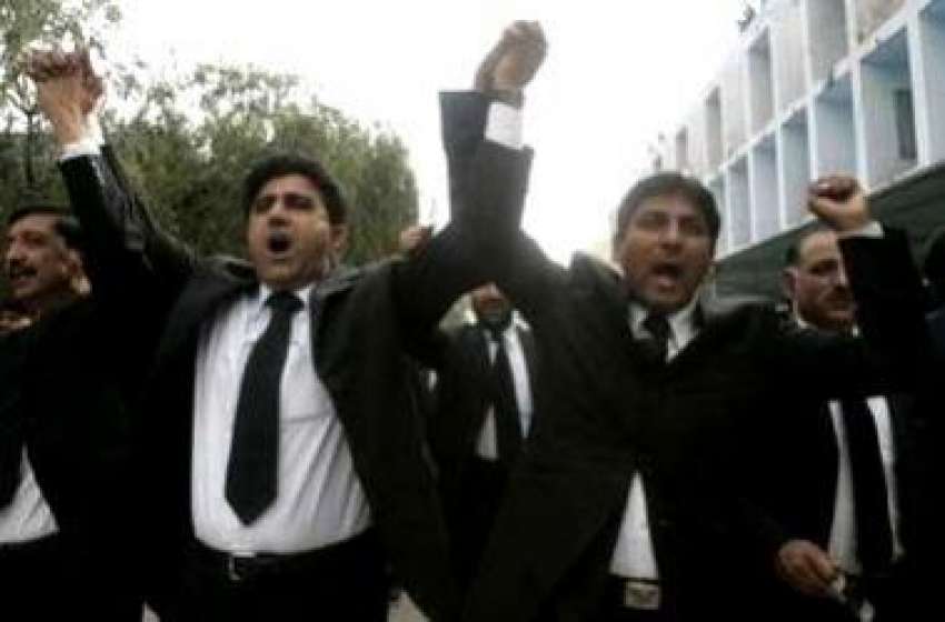 راولپنڈی، حکومت مخالف مظاہرے کے دوران وکلا عدالتوں کا بائیکاٹ ..