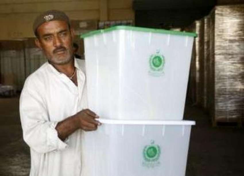 کراچی،الیکشن کمیشن آفس کا ایک کارکن الیکشن 2008کیلئے تیار ..