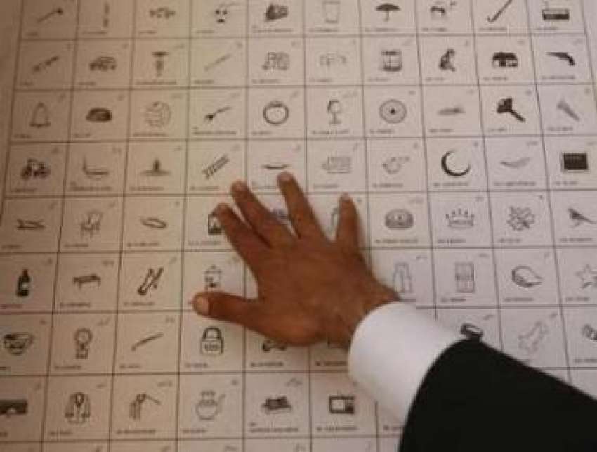 کراچی،صوبائی  الیکشن کمیشن کا ایک کارکن انتخابی نشانات ..