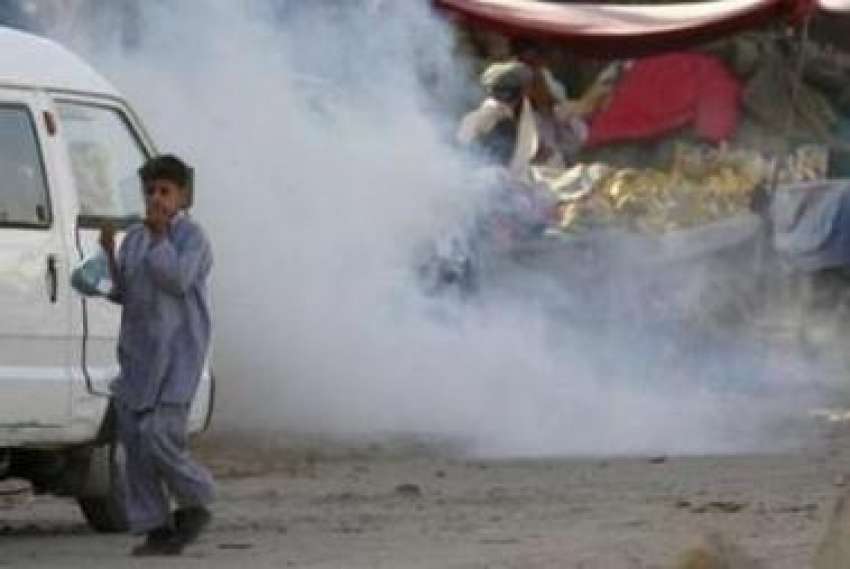 کراچی،ایک بچہ ججوں کی بحالی کیلئے مظاہرہ کرنیوالے جماعت ..