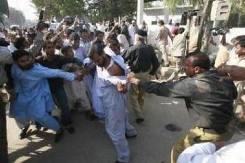 کراچی،پولیس اہلکار ججوں کی بحالی کیلئے مظاہرہ کرنیوالے ..