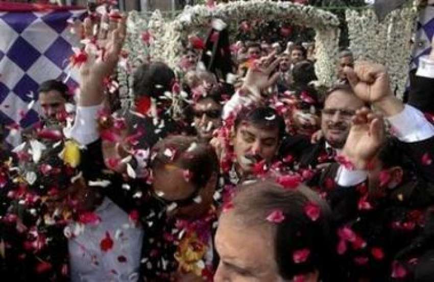 پشاور،وکلا ایک اجلاس میں آنیوالے اپنے ساتھیوں‌پر پھولوں ..