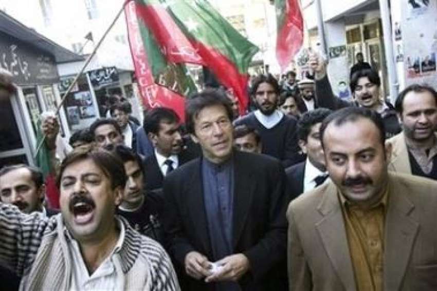 اسلام آباد، تحریک انصاف کے سربراہ عمران خان وکلا کے ساتھ ..
