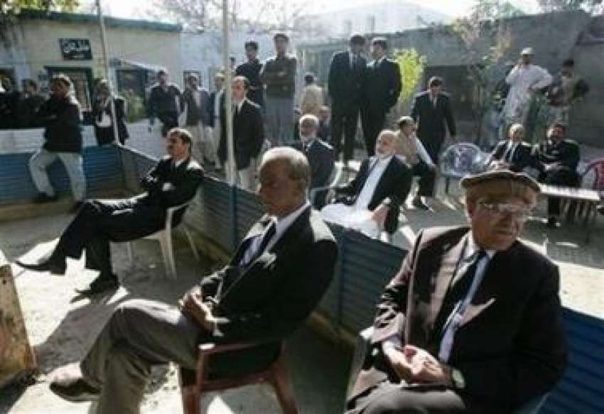 اسلام آباد،وکلا ایمرجنسی نفاذ کیخلاف ایک احتجاجی جلسہ میں ..