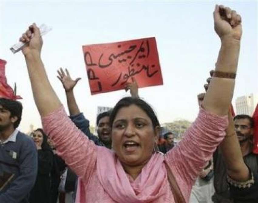 کراچی،ایک خاتون ایمرجنسی نفاذ کیخلاف مظاہرے میں صدرمشرف ..