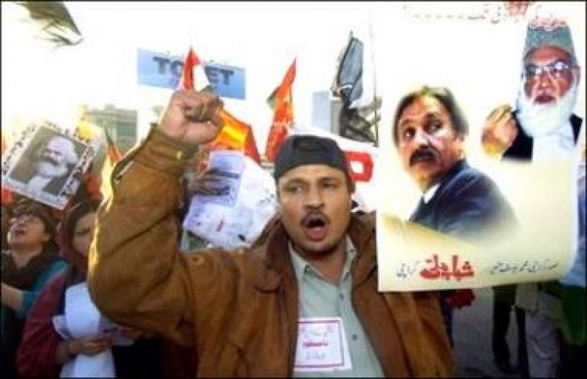 کراچی، ایمرجنسی کے خاتمے کے اعلانات کے بعد ایک احتجاجی مظاہرے ..