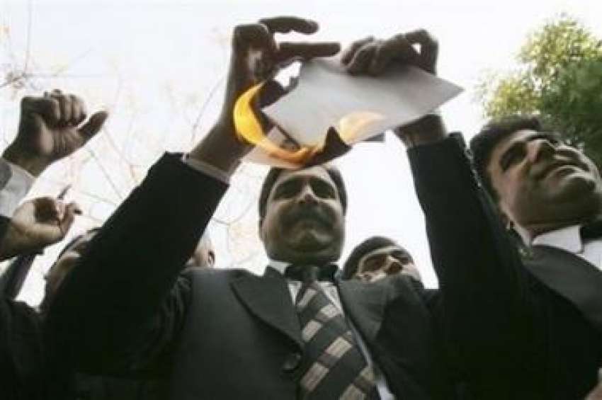اسلام آباد،ایک وکیل الیکشن میں اپنے کاغذات نامزدگی کو آگ ..