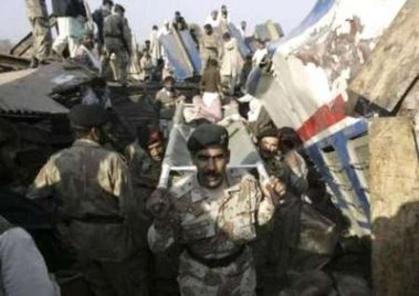 محراب پور، پاک فوج کے امدادی کارکن ٹرین کے ملبے سے زخمیوں ..
