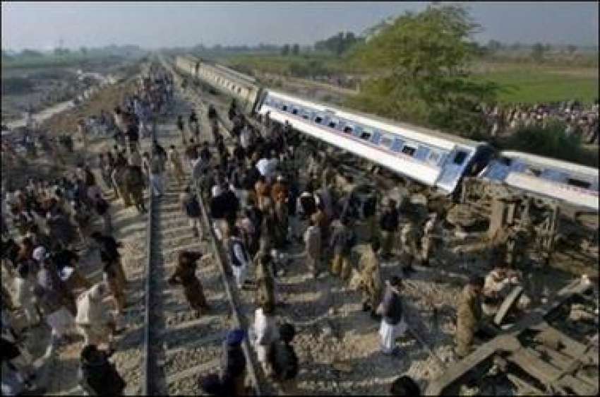 مہراب پور،فوجی جوان اُلٹ جانے والی ٹرین کے قریب امدادی کارروائیوں ..