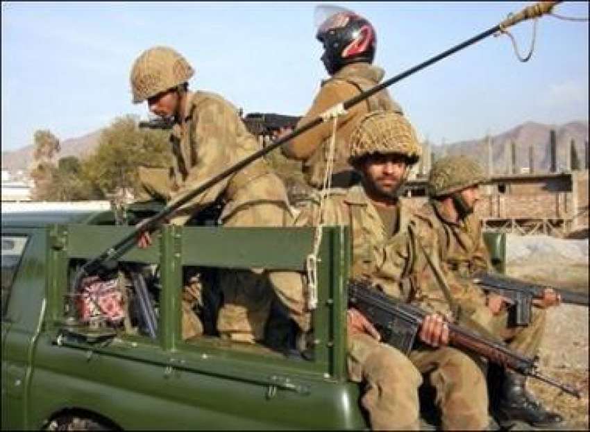سوات، علاقے میں خودکش حملے کے بعد فوجی اہلکار امن و امان ..