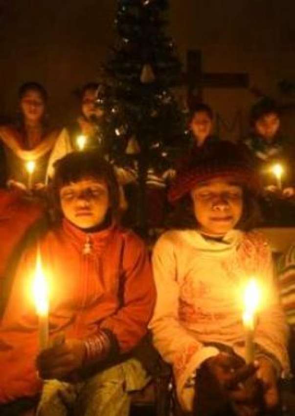 کراچی، کرسمس نائٹ پر دعائیہ تقریب میں شریک بچے ملکی سلامتی ..