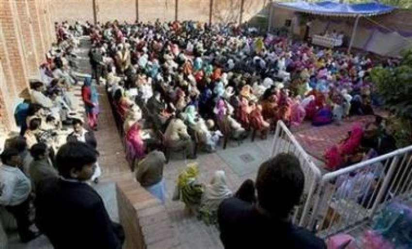 اسلام آباد،مسیحی شہری ایک  چرچ میں کرسمس کے موقع پر دُعائیہ ..