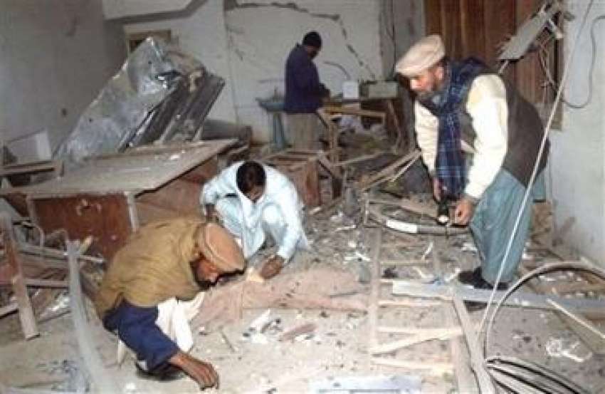 پشاور، پولیس اہلکار بم دھماکے سے تباہ ہونے والے کیبل نیٹ ..