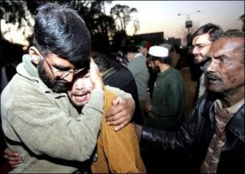 راولپنڈی، پیپلز پارٹی کے کارکن ہسپتال کے باہر دھاڑیں مار ..