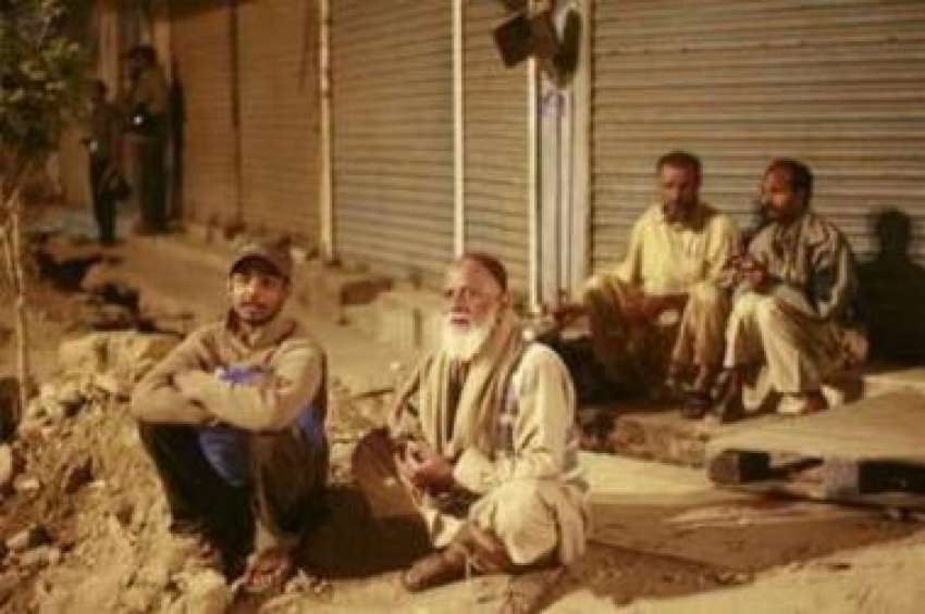 کراچی، شہر میں ہڑتال کے بعد دکانوں میں کام کرنے والے ملازمین ..