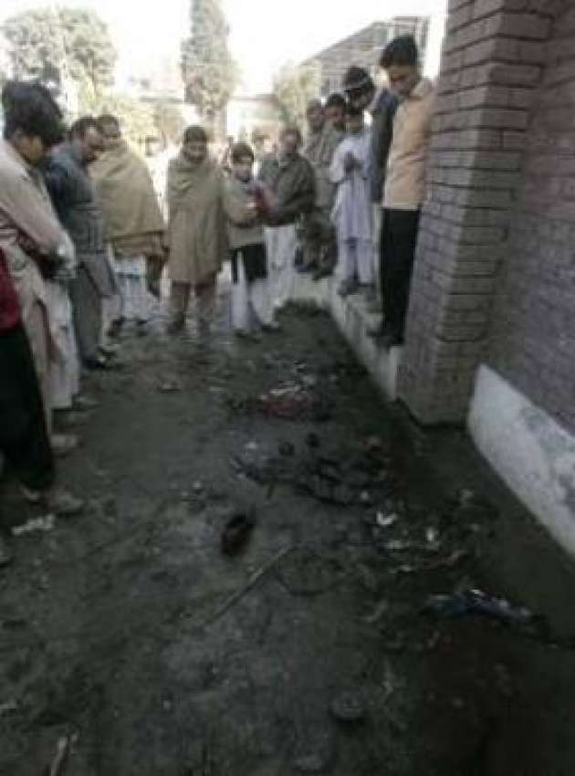 راولپنڈی، مقامی لوگ خود کش حملے کی جگہ کو دیکھ رہے ہیں۔
