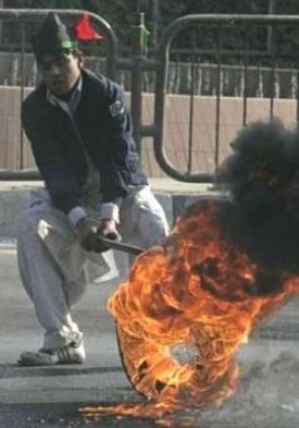 اسلام آباد، مشتعل مظاہرین ٹائر جلا کر احتجاج کر رہے ہیں۔