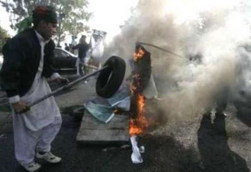 اسلام آباد، محترمہ بے نظیر بھٹو کی شہادت کیخلاف مشتعل مظاہرین ..