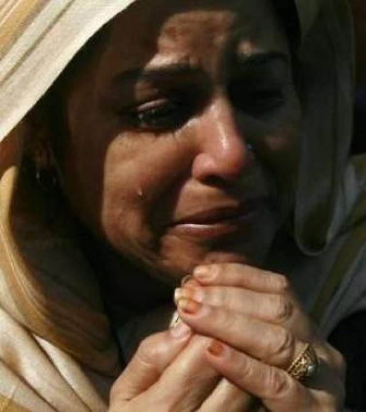 کراچی،ایک خاتون بینظیربھٹو کیلئے منعقدہ خصوصی دُعا کے دوران ..