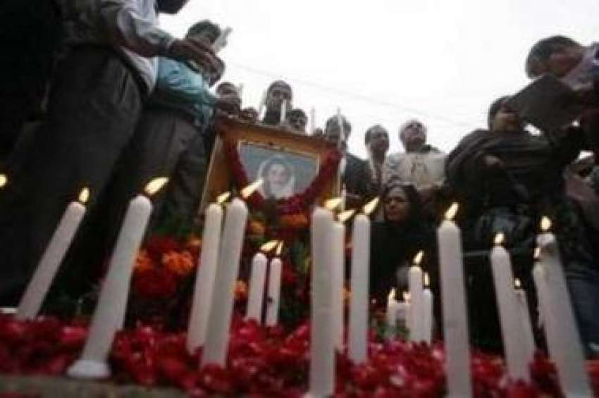 کراچی،شہری بینظیربھٹو شہید کی یاد میں موم بتیاں جلا رہے ..