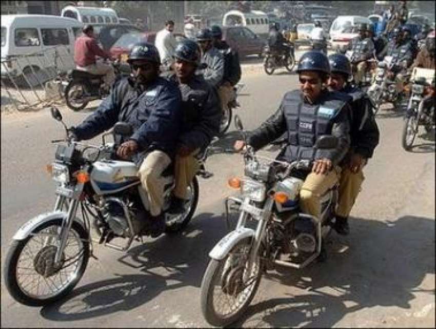 کراچی،پولیس اہلکارسڑکوں پر پیٹرولنگ کر رہے ہیں۔