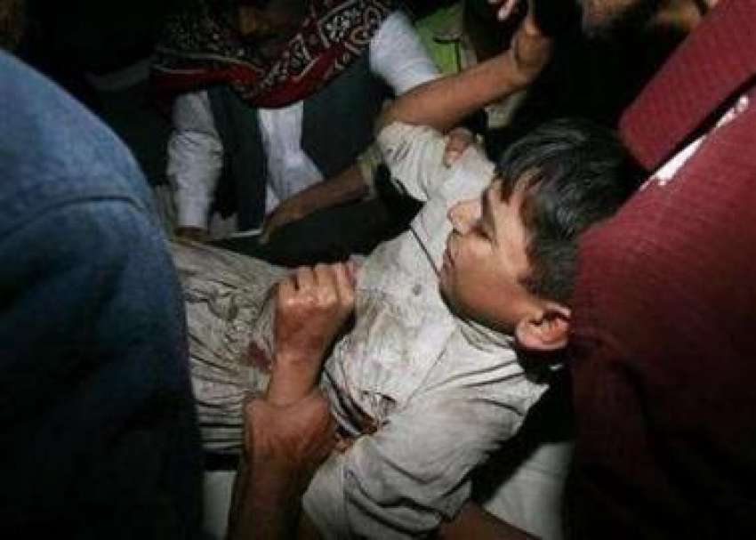 کراچی،بم دھماکے میں شدید زخمی ایک بچے کو طبی امداد کیلئے ..