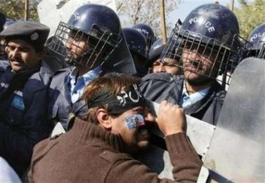 اسلام آباد،پولیس اہلکار احتجاج کر رہے ایک شہری کو ججز کالونی ..